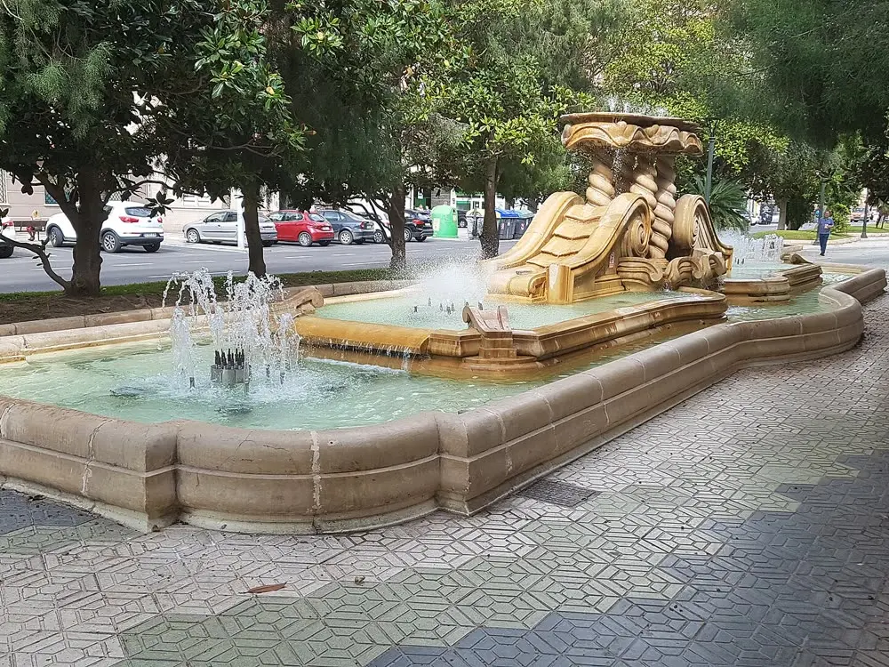 La fuente de la Alameda de San Antón, entre los árboles del bulevar