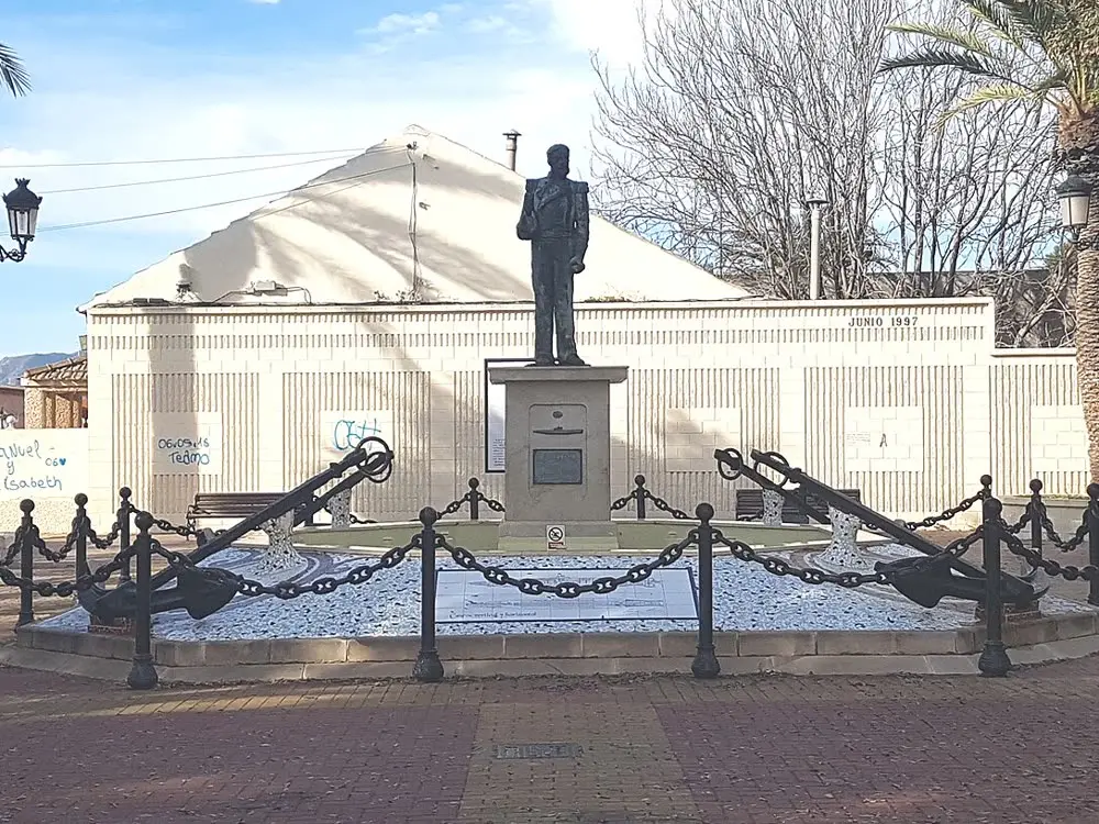 Monumento a Isaac Peral en la plaza de Sánchez Doménech