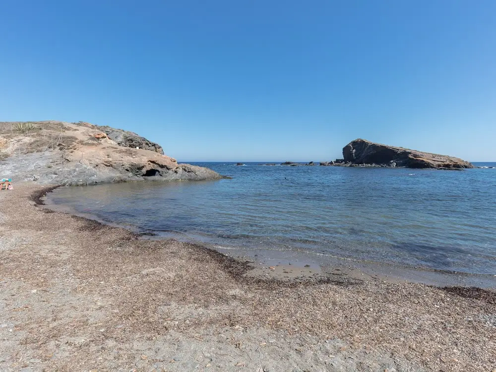 Cala Flores, en Cabo de Palos, con su islote de roca