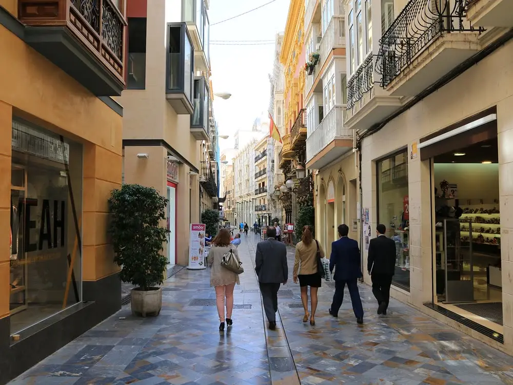 Edificios modernistas con miradores en la Calle Mayor de Cartagena