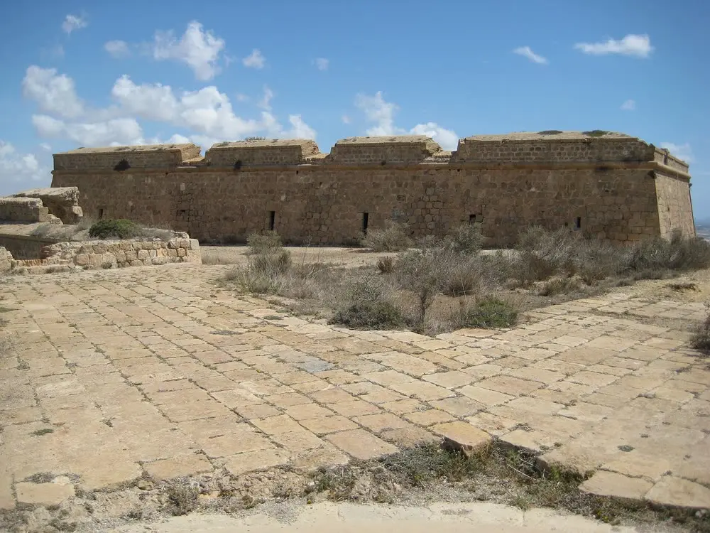 El castillo de la Atalaya, del siglo XVIII, en lo alto del monte
