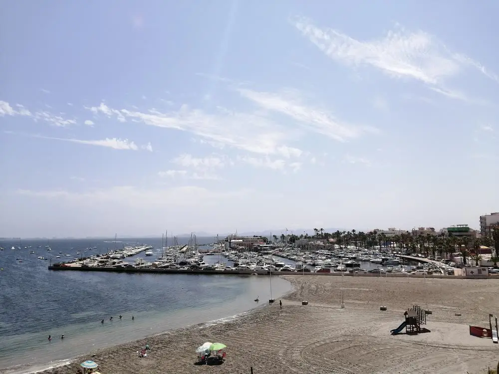 El puerto deportivo y la playa de Lo Pagán desde el aire