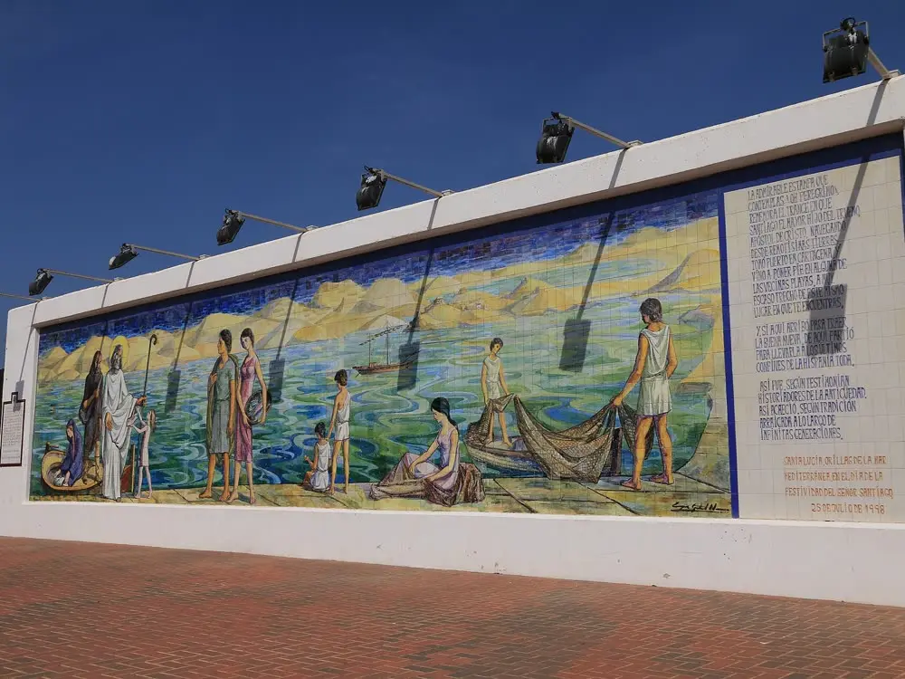 Mural de azulejos con pescadores en Santa Lucía