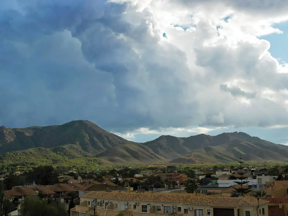 El monte Roldán bajo un cielo de tormenta