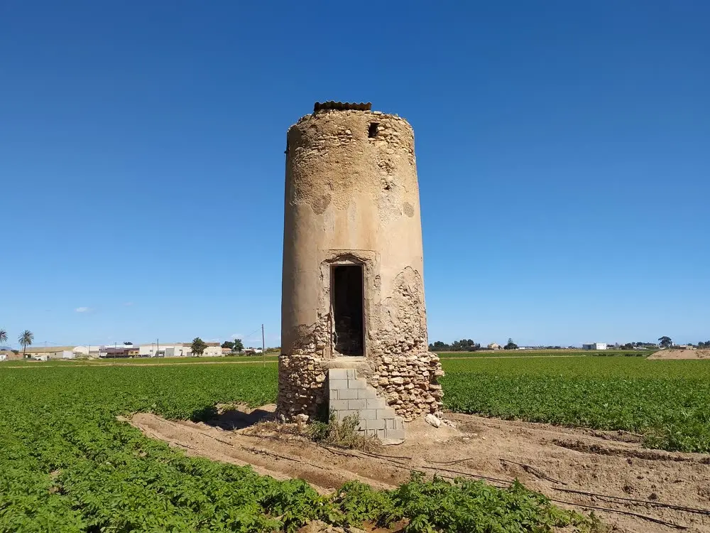 El molino de Los Martínez, entre campos de cultivo del Campo de Cartagena