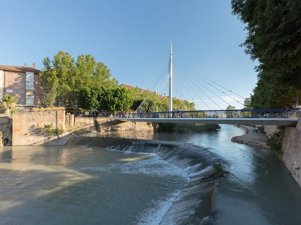 La pasarela del Malecón sobre el río Segura, en Murcia