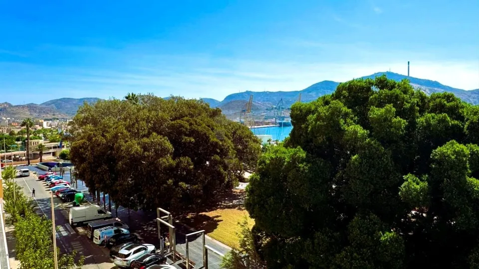 Pisazo En La Muralla Del Mar Con Garaje Y Trastero en Casco Antiguo — foto 4